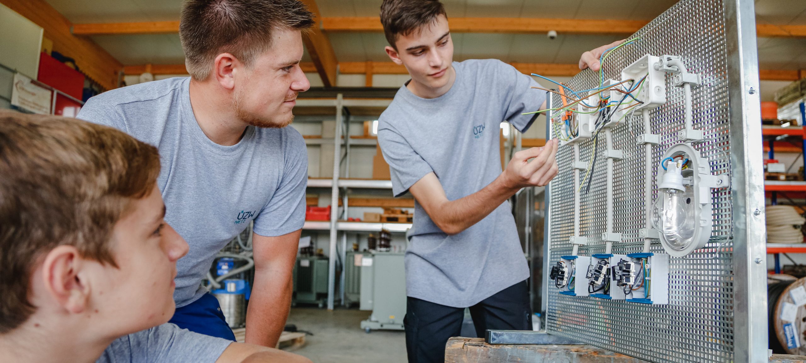 karriere-stromanbieter-azubi-ausbildung-techniker-uezw-energie-netz-3840x1730