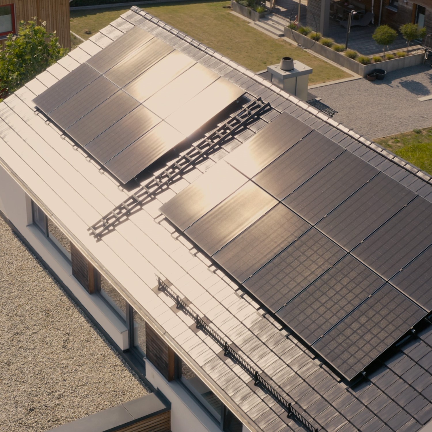 PV-Anlage_schwarze Module auf Hausdach