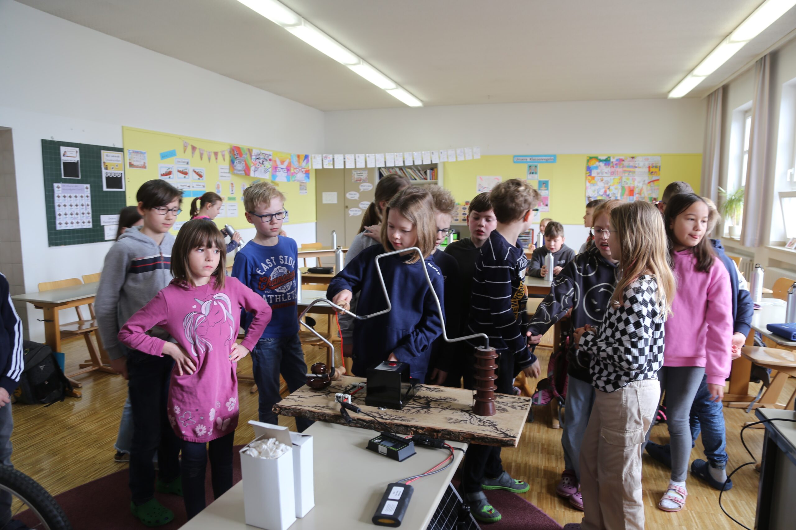 Schulklasse_Strom erlebbar machen_Experiment