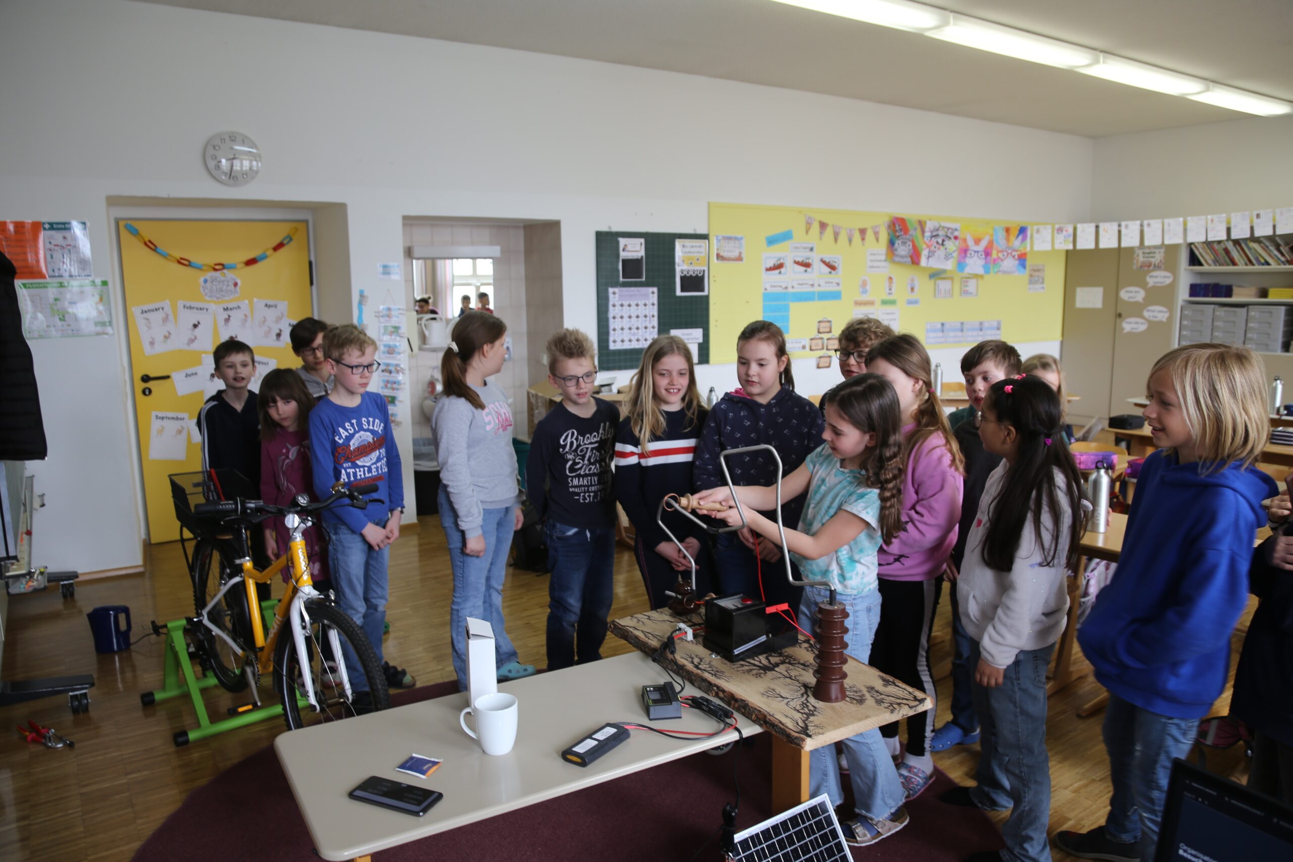 Schulklasse_Strom erlebbar machen_heißer Draht