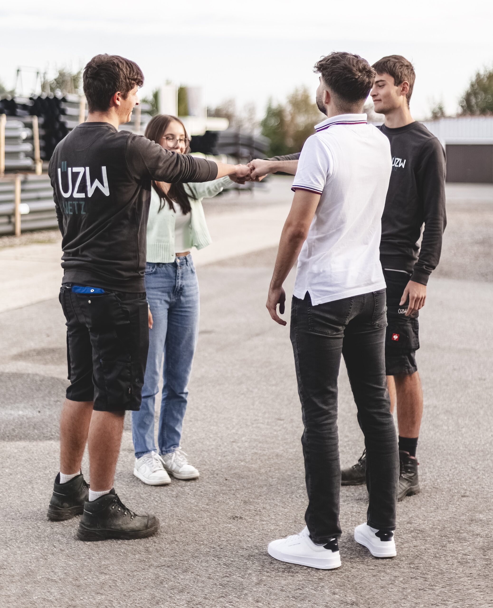 ÜZW Azubi-Gruppe_Handschlag