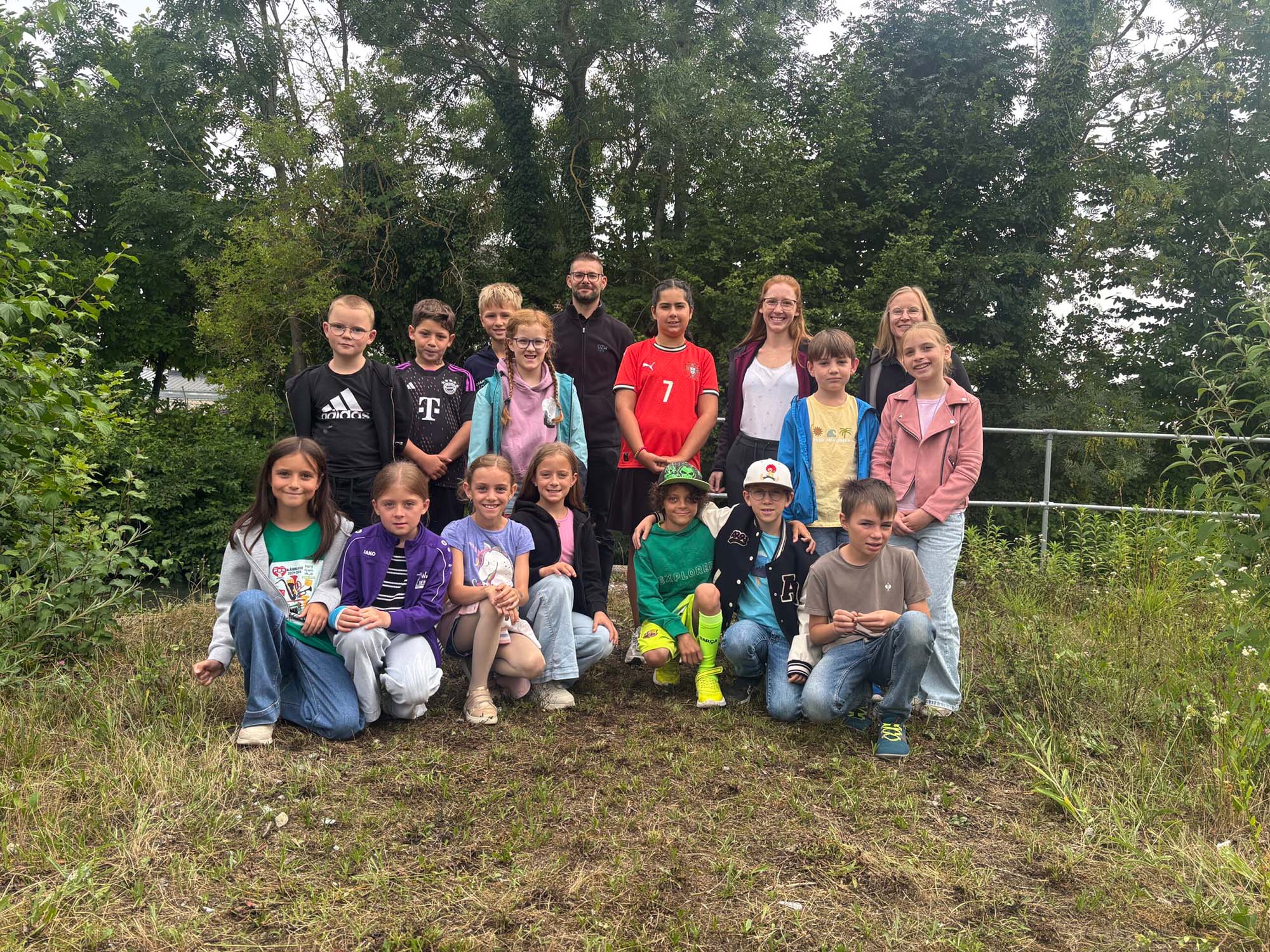 Die Klasse 3c der Grundschule Mirskofen zu Besuch beim Wasserkraftwerk Niederviehbach